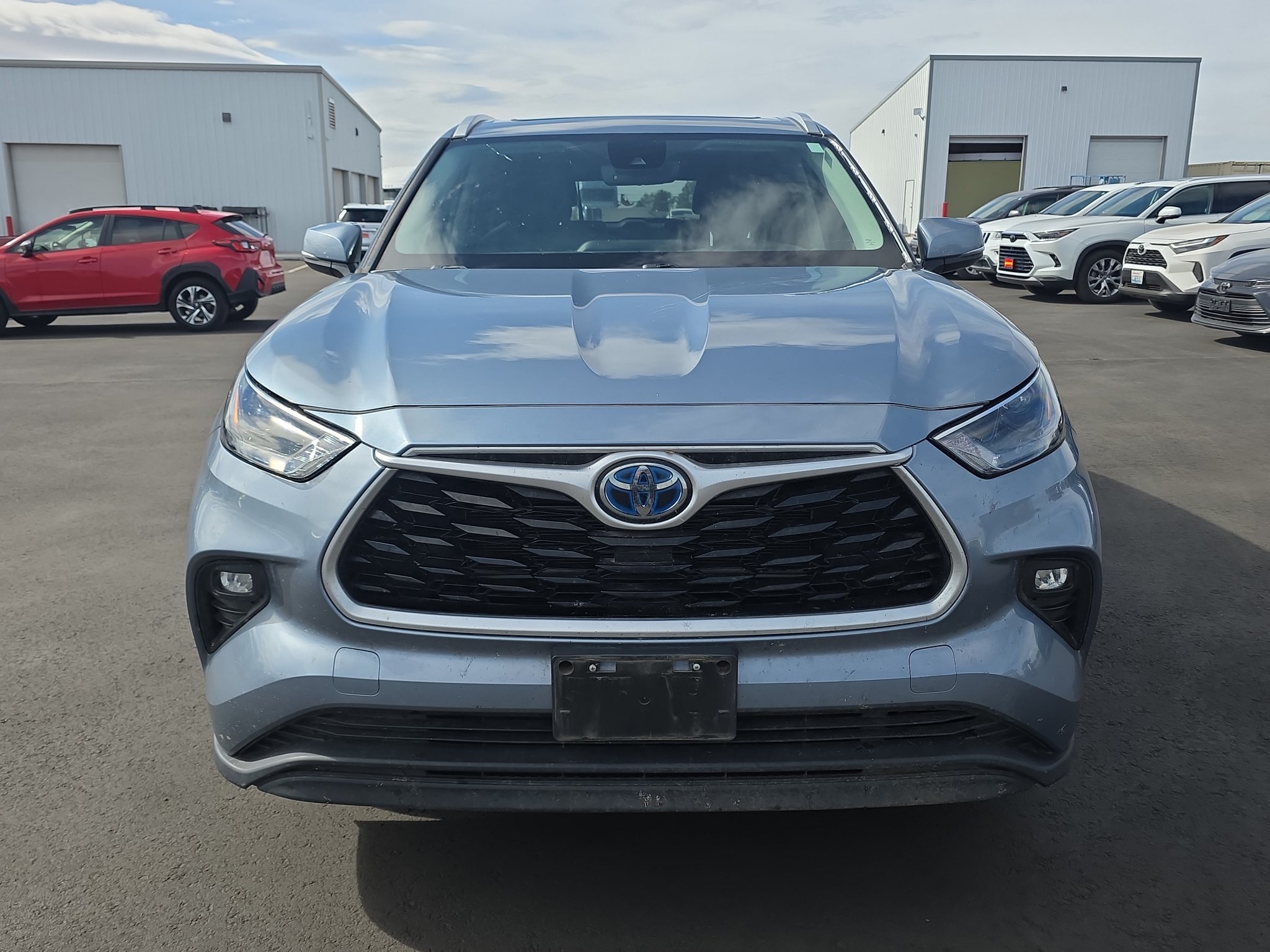 Certified 2022 Toyota Highlander XLE AWD/4WD image 2