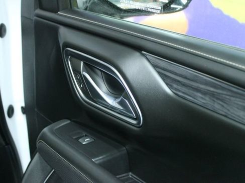 Used 2023 GMC Yukon XL SLT w/ SLT Luxury Package AWD/4WD image 9