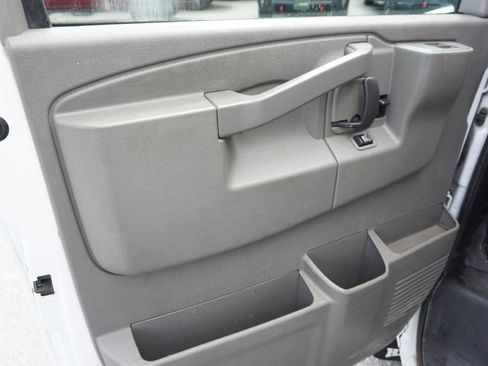 Used 2018 Chevrolet Express 2500 w/ Driver Convenience Package RWD image 10