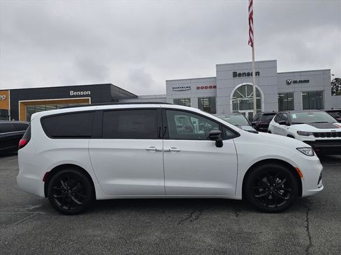 New 2026 Chrysler Pacifica Select w/ S Appearance Package image 2