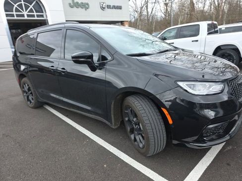 Used 2023 Chrysler Pacifica Limited w/ S Appearance Package image 3