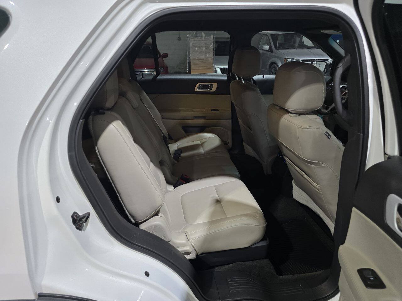 Used 2015 Ford Explorer XLT w/ Equipment Group 202A AWD/4WD image 30