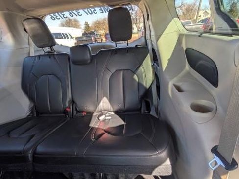 Used 2018 Chrysler Pacifica Touring-L image 14