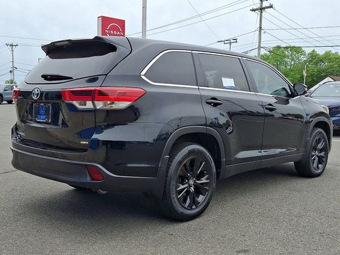 Used 2019 Toyota Highlander LE AWD/4WD image 4