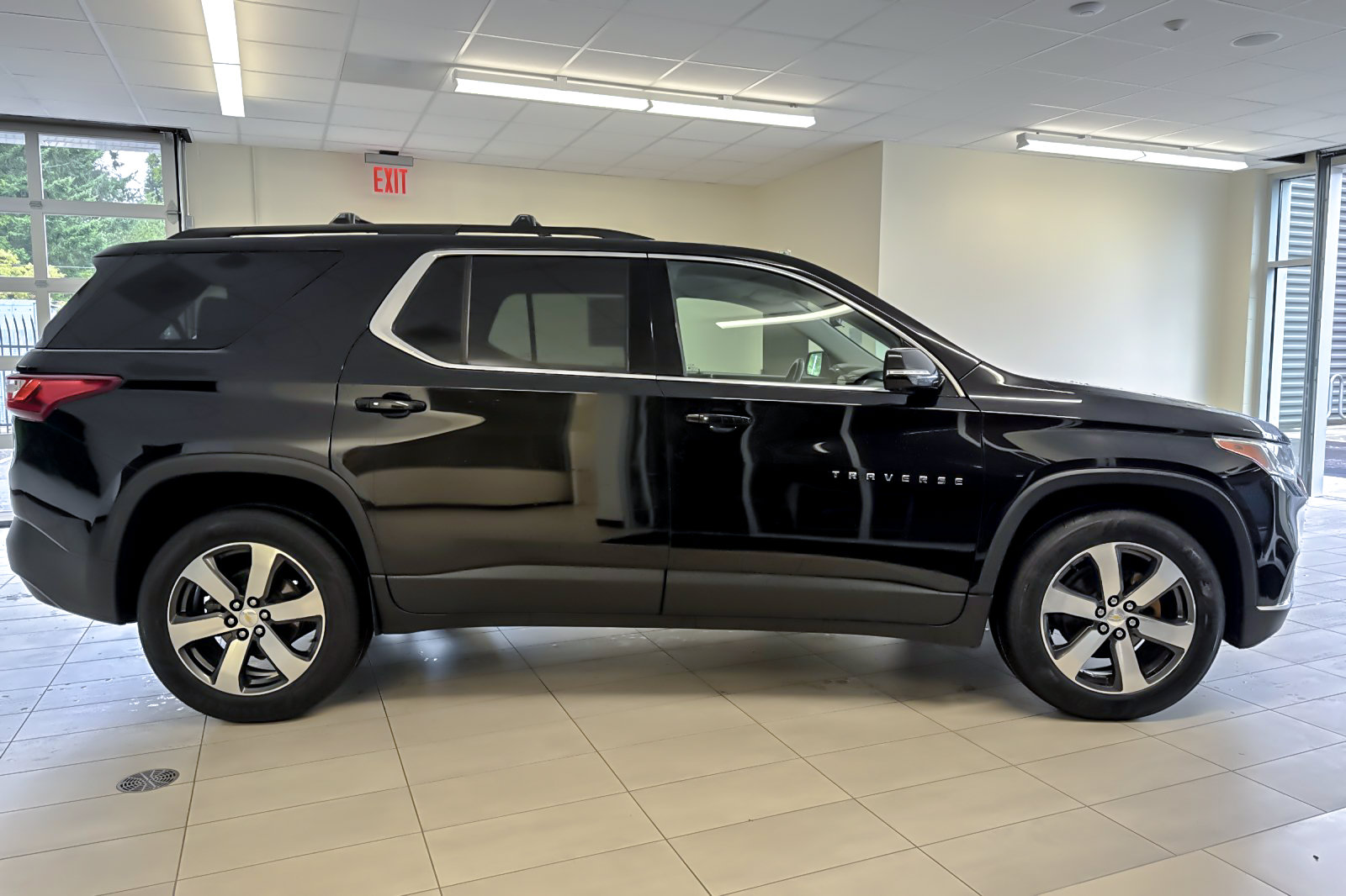Used 2020 Chevrolet Traverse LT w/ LT Premium Package AWD/4WD image 3
