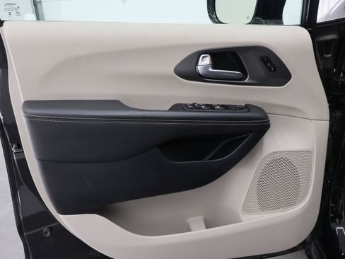 Used 2024 Chrysler Pacifica Touring-L image 40