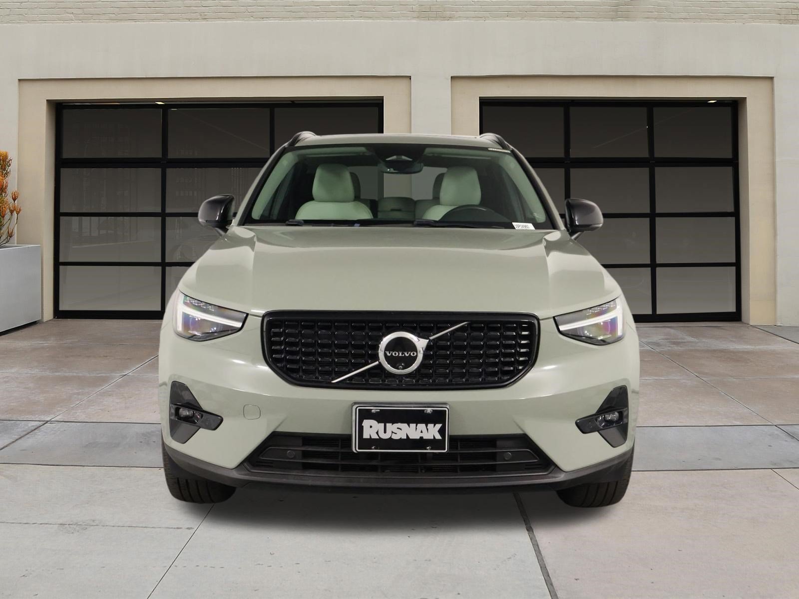 Used 2024 Volvo XC40 B5 Plus w/ Protection Package Premier AWD/4WD image 6