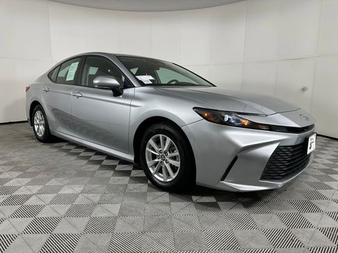 Used 2025 Toyota Camry LE image 6