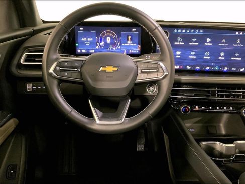 Used 2025 Chevrolet Traverse LT AWD/4WD image 5