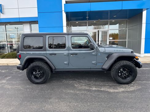 Used 2025 Jeep Wrangler Willys AWD/4WD image 3