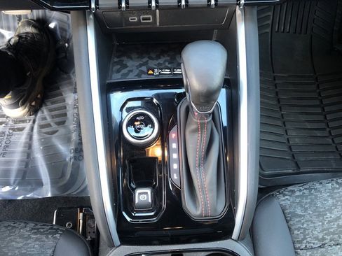 Used 2024 Chevrolet Colorado Z71 w/ Z71 Convenience Package 2 image 18