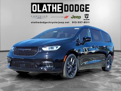 New 2026 Chrysler Pacifica Select