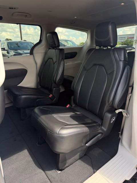 Used 2024 Chrysler Pacifica Touring-L FWD image 30