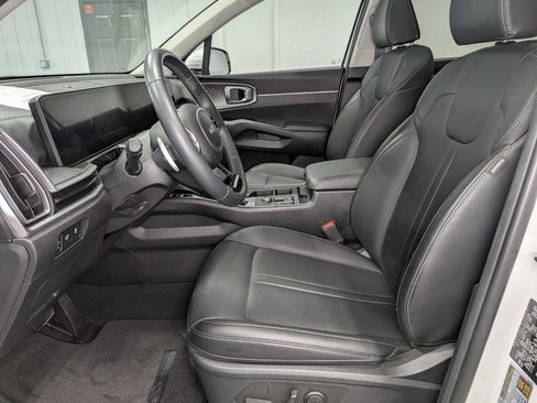 Certified 2025 Kia Sorento EX AWD/4WD image 4