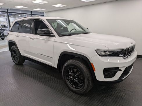 Used 2024 Jeep Grand Cherokee Limited w/ Luxury Tech Group II image 3