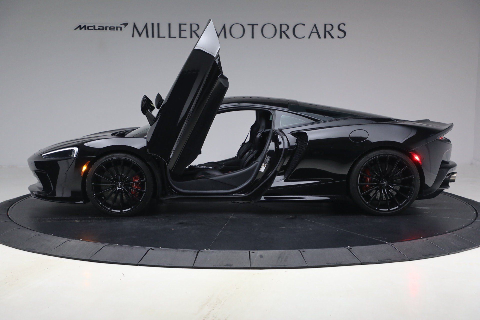 Used 2023 McLaren GT RWD image 15
