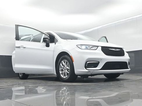 Used 2024 Chrysler Pacifica Touring-L FWD image 67
