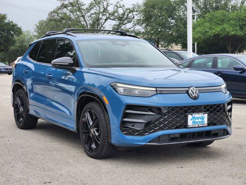 Used 2025 Volkswagen Tiguan SE R-Line FWD image 3