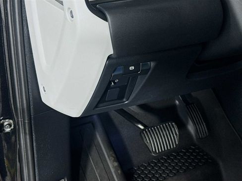 Used 2025 Land Rover Defender 110 S image 10