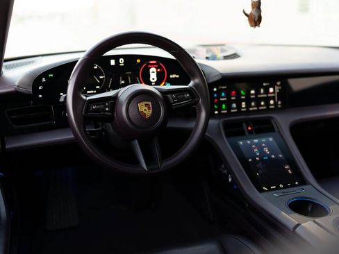 Used 2021 Porsche Taycan image 21