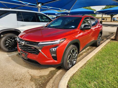 Used 2024 Chevrolet Trax RS w/ Sunroof Package FWD image 2