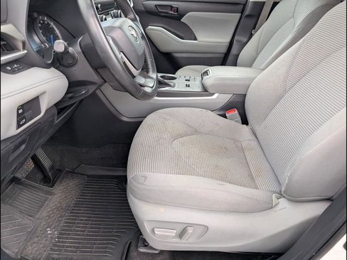 Used 2023 Toyota Highlander LE AWD/4WD image 9