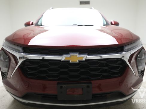 Used 2025 Chevrolet Trax LT w/ Driver Confidence Package FWD image 2