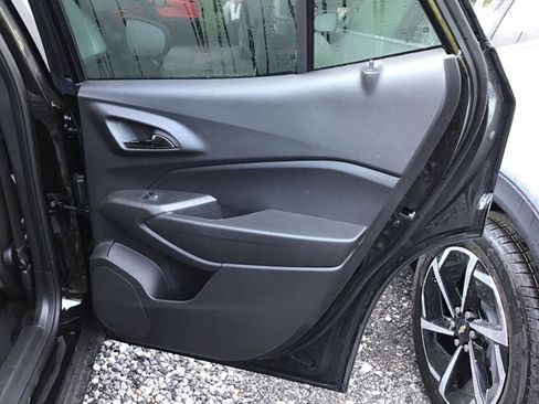 Used 2025 Chevrolet Trax RS w/ Sunroof Package FWD image 6