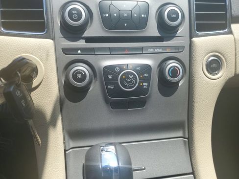 Used 2015 Ford Taurus SE FWD image 12