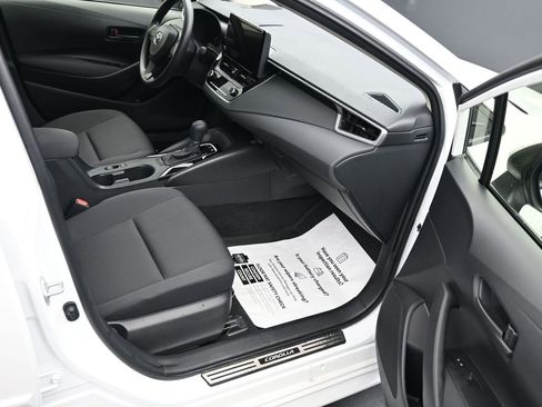 Used 2025 Toyota Corolla LE image 14