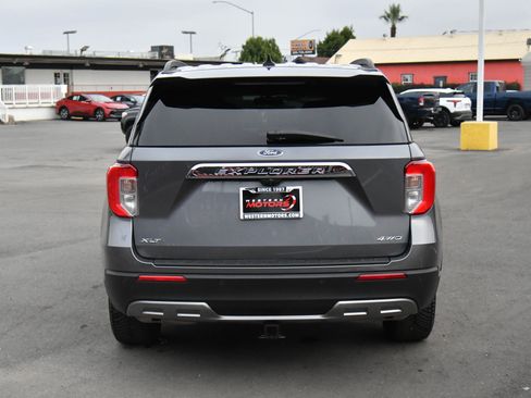 Used 2022 Ford Explorer XLT w/ Equipment Group 202A image 7