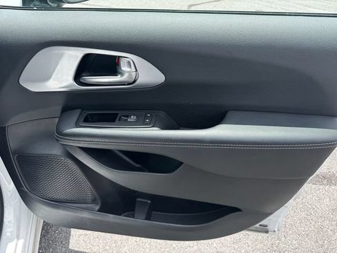 Certified 2025 Chrysler Pacifica Limited FWD image 13