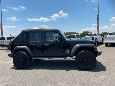 Used 2018 Jeep Wrangler Unlimited Sport AWD/4WD image 4