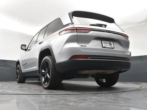 Used 2023 Jeep Grand Cherokee Altitude AWD/4WD image 22