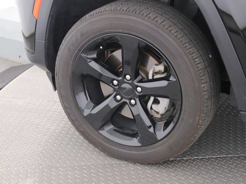 Used 2025 Jeep Grand Cherokee L Altitude AWD/4WD image 13