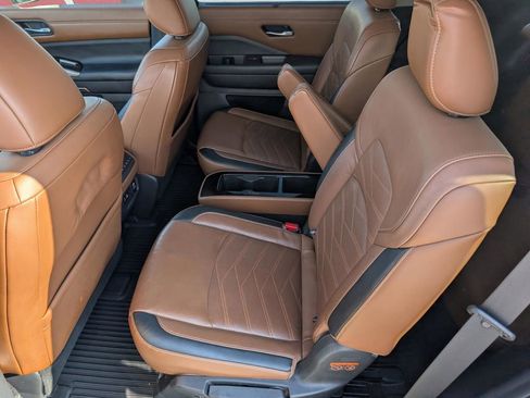 Used 2022 Nissan Pathfinder Platinum w/ Cargo Package image 17