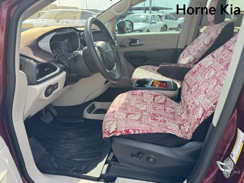 Used 2023 Chrysler Pacifica Touring-L FWD image 10