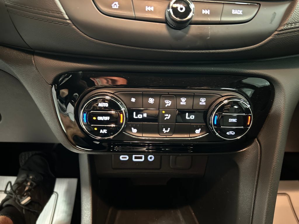 Used 2022 Buick Encore GX Select w/ Sport Touring Package FWD image 17