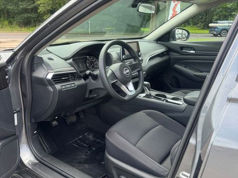 Used 2025 Nissan Altima 2.5 SV FWD image 8