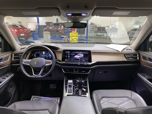 Used 2024 Volkswagen Atlas SE image 42