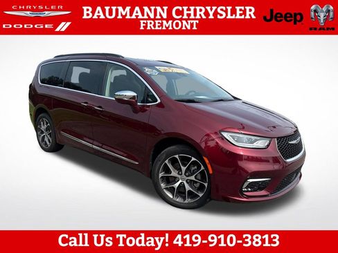 Used 2022 Chrysler Pacifica Limited AWD/4WD image 1
