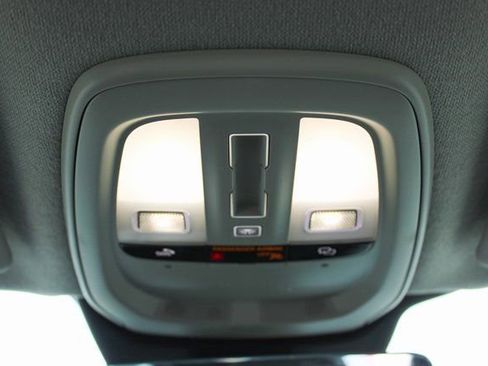 Used 2025 Volvo XC40 B5 Plus image 30