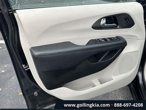 Used 2019 Chrysler Pacifica Limited image 17