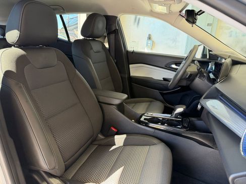 Used 2025 Chevrolet Trax LT image 34