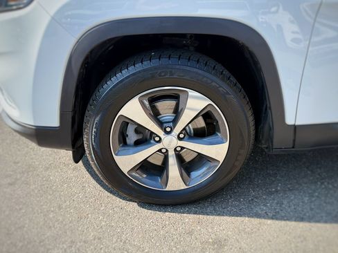 Used 2019 Jeep Cherokee Limited AWD/4WD image 18