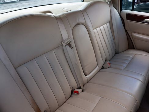 Used 2003 Lincoln Town Car Signature image 14
