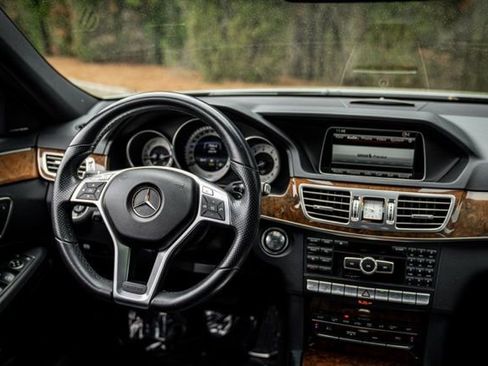 Used 2014 Mercedes-Benz E 550 4MATIC Sedan image 27