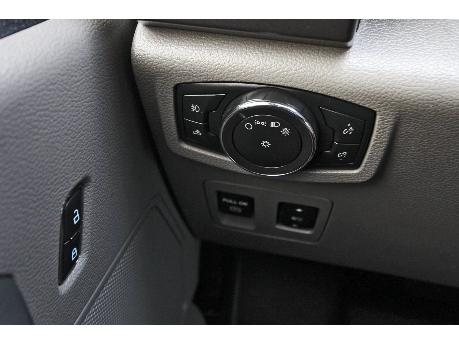 Used 2015 Ford F150 XLT w/ Equipment Group 302A Luxury RWD image 24