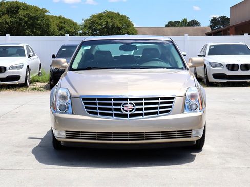 Used 2006 Cadillac DTS w/ Trunk Convenience Package FWD image 2
