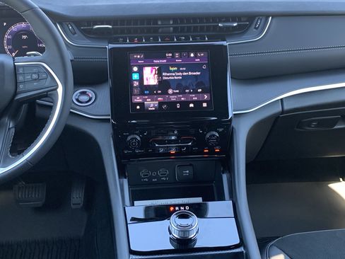 New 2025 Jeep Grand Cherokee L Altitude image 26